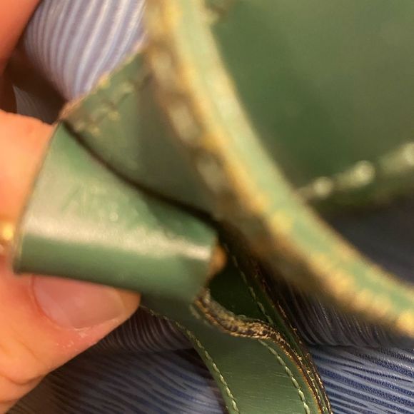 Louis Vuitton epi bicolor bag and green pouch. Good used condition. AR0995 - Picture 7 of 16